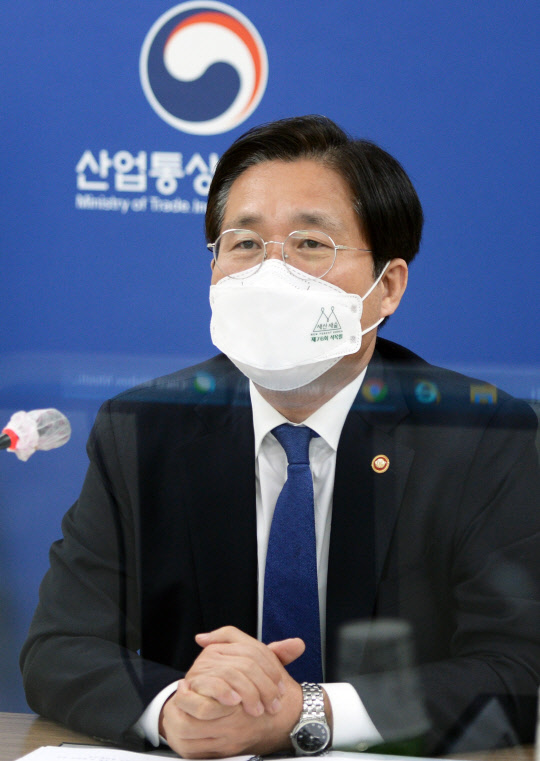 성윤모 산업통상자원부 장관이 지난 5일 오후 정부세종청사에서 화상으로 열린 2021년 상무관 회의에서 발언하고 있다. <산업통상자원부 제공>